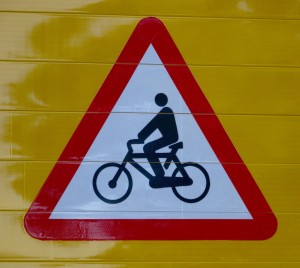 Intrigués et inquiétés par ce panneau nous apprenons qu'il protège les cyclistes. Il indique leur possible présence sur une chaussée délicate (par exemple sur une portion de deux fois deux voies)