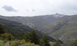Le village de Sierra Nevada. Au fond le Pico Veleta