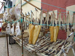 Séchage du poisson dans la rue