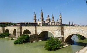 Le Puente de piedra et l'arrière de la Cathédrale del Pilar