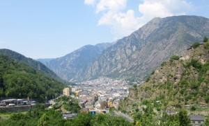 Andorre la vieille encastrée au fond de la vallée 