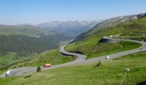 A droite vers Puymorens et à gauche l'Ariege vers Ax-les-Thermes