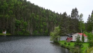 Petite chapelle au bord d'un lac 