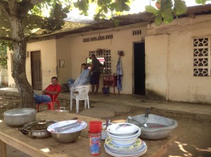 Salon de coiffure et restaurant donnant directement sur la route